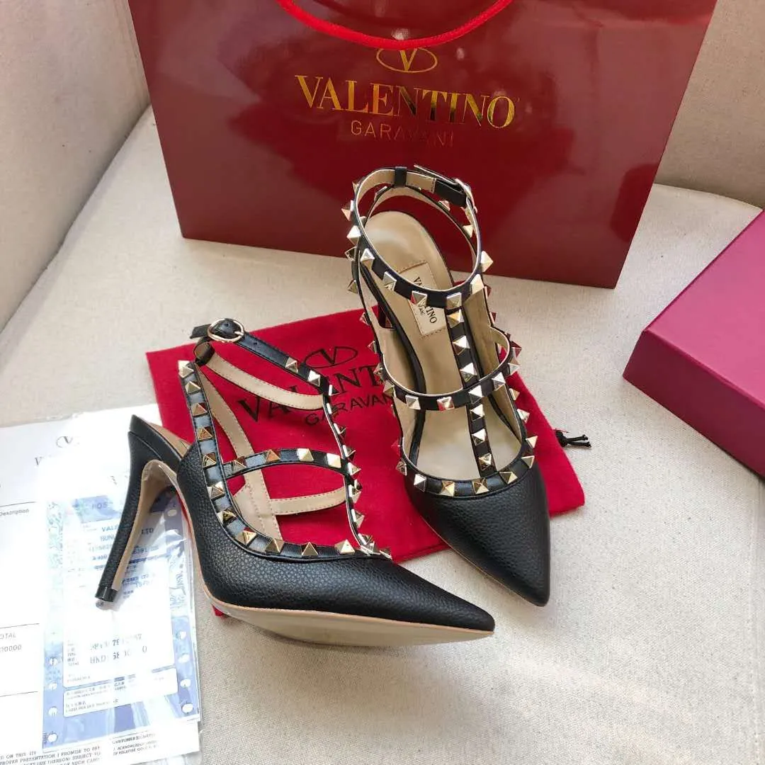 👟👟Ex-factory price 400👟👟 Genuine leather sole +30 Available all year round🎁[Black pebbled leather series] Heel height: 9.5cm+6.5cm. Valentino is a global haute couture and ready-to-wear luxury brand. Valentino is timeless and never goes out of style. Sheepskin feet, lining 🎁34 to 40/41/42 sizes, ready stock. Original last from the counter, regular bottom [red envelope] genuine leather outsole +30